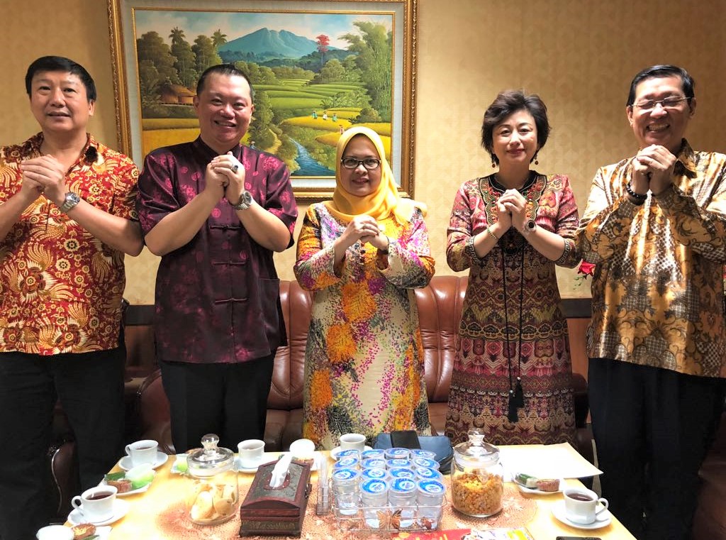 Panitia Imlek Bersama foto bersama Ketua DPRD Riau usai audiensi